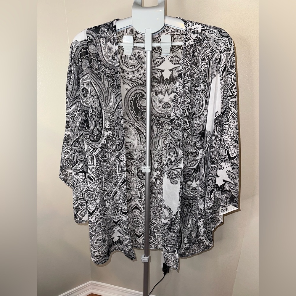 Forever 21 Black and White Paisley Kimono
